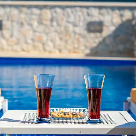 Kalkanda 6 Kisilik Lueks Tatil Villasi